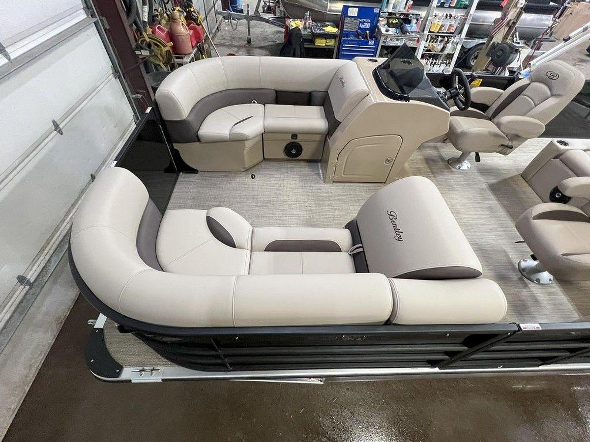 2025 Bentley Pontoons Legacy 200 Swingback & Honda 4-Stroke EFI