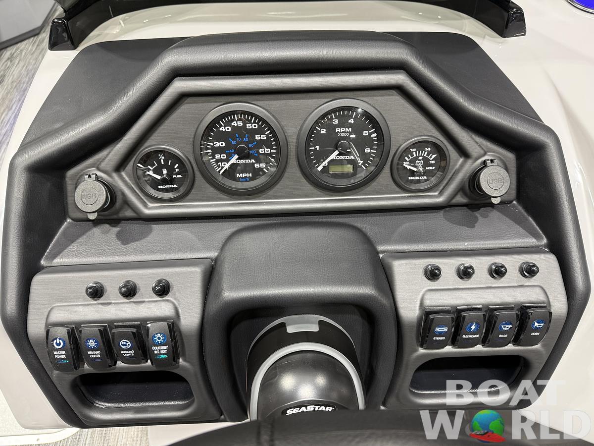 2026 Bentley Pontoons Legacy 223 Navigator Quad Lounge Tritoon