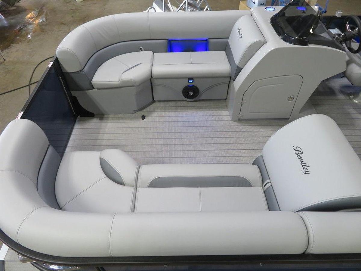2025 Bentley Pontoons Legacy 223 QSB Swingback Tritoon & Honda 4-Stroke EFI