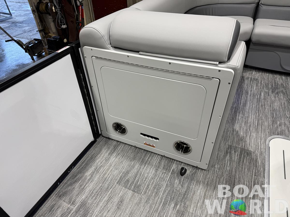 2026 Bentley Pontoons Legacy 223 Navigator Quad Lounge Tritoon