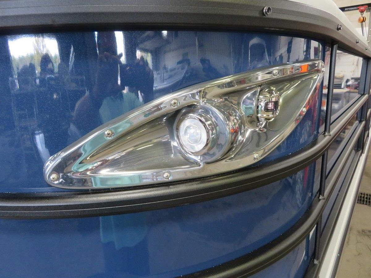 2025 Bentley Pontoons Legacy 223 QSB Swingback Tritoon & Honda 4-Stroke EFI