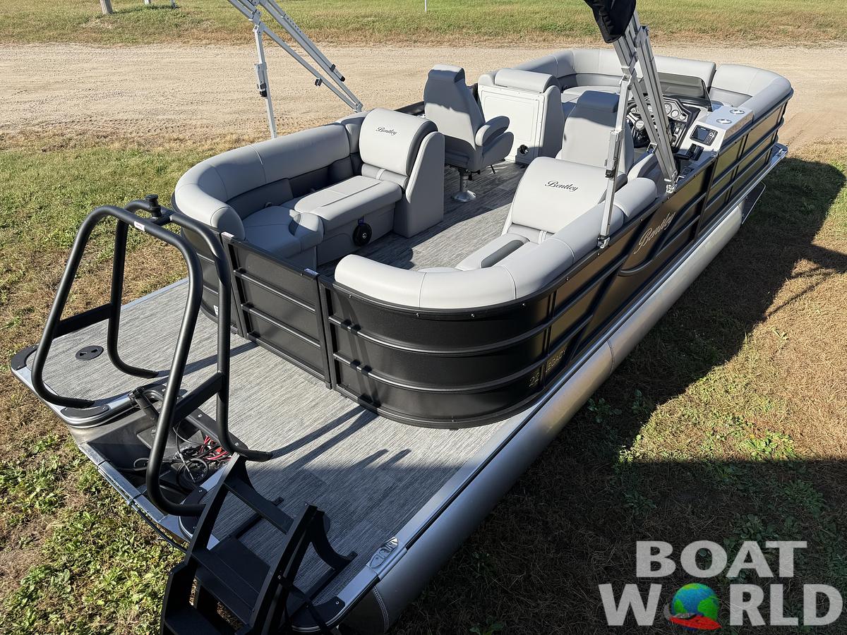 2026 Bentley Pontoons Legacy 220 Navigator Quad Lounge 