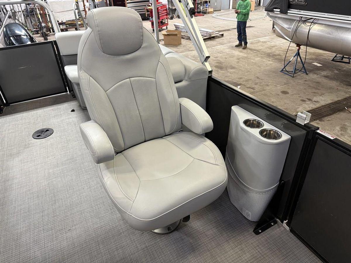 Used 2020 Bentley Pontoons Legacy 223 Navigator Quad Lounge Tritoon & Suzuki 140HP 4-Stroke EFI