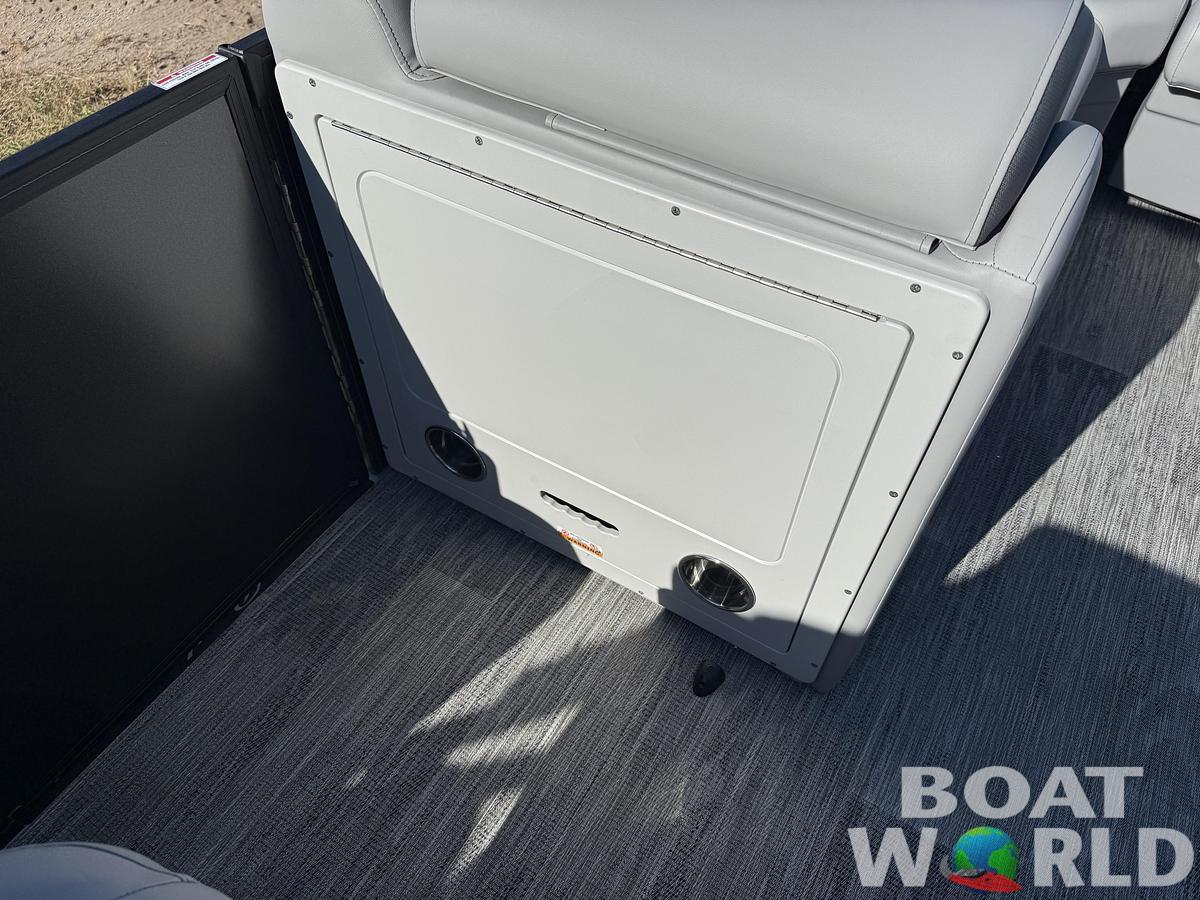 2026 Bentley Pontoons Legacy 220 Navigator Quad Lounge 