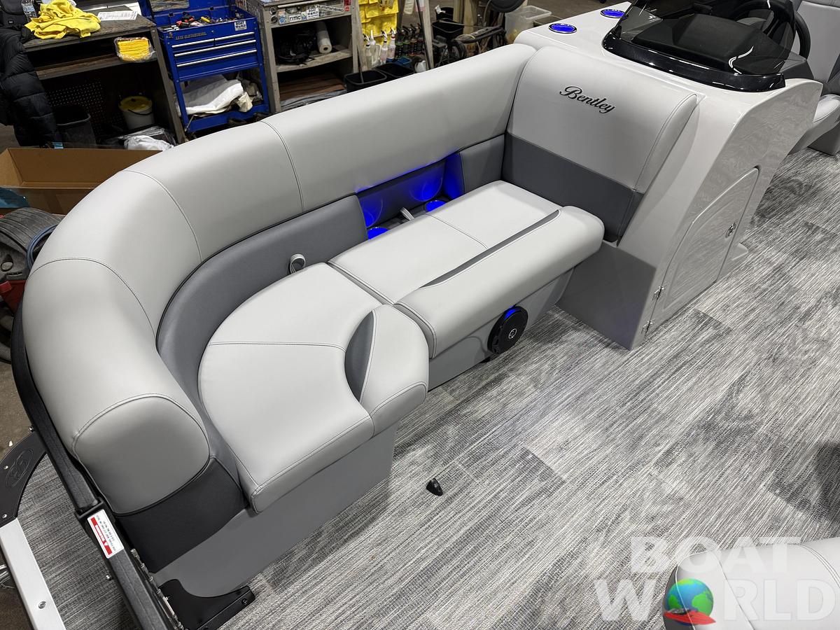 2026 Bentley Pontoons Legacy 220 Navigator DL Quad Lounge