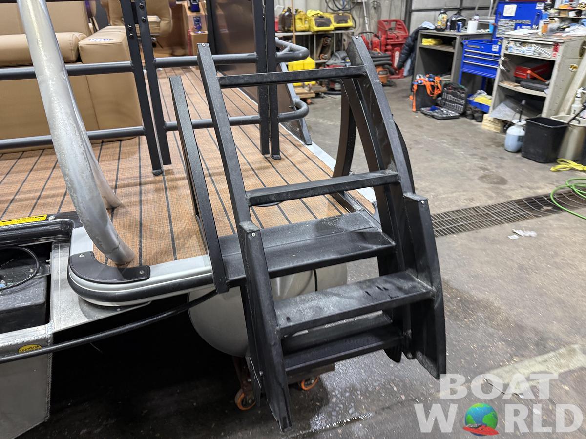 2026 Bentley Pontoons Legacy 220 Swingback 