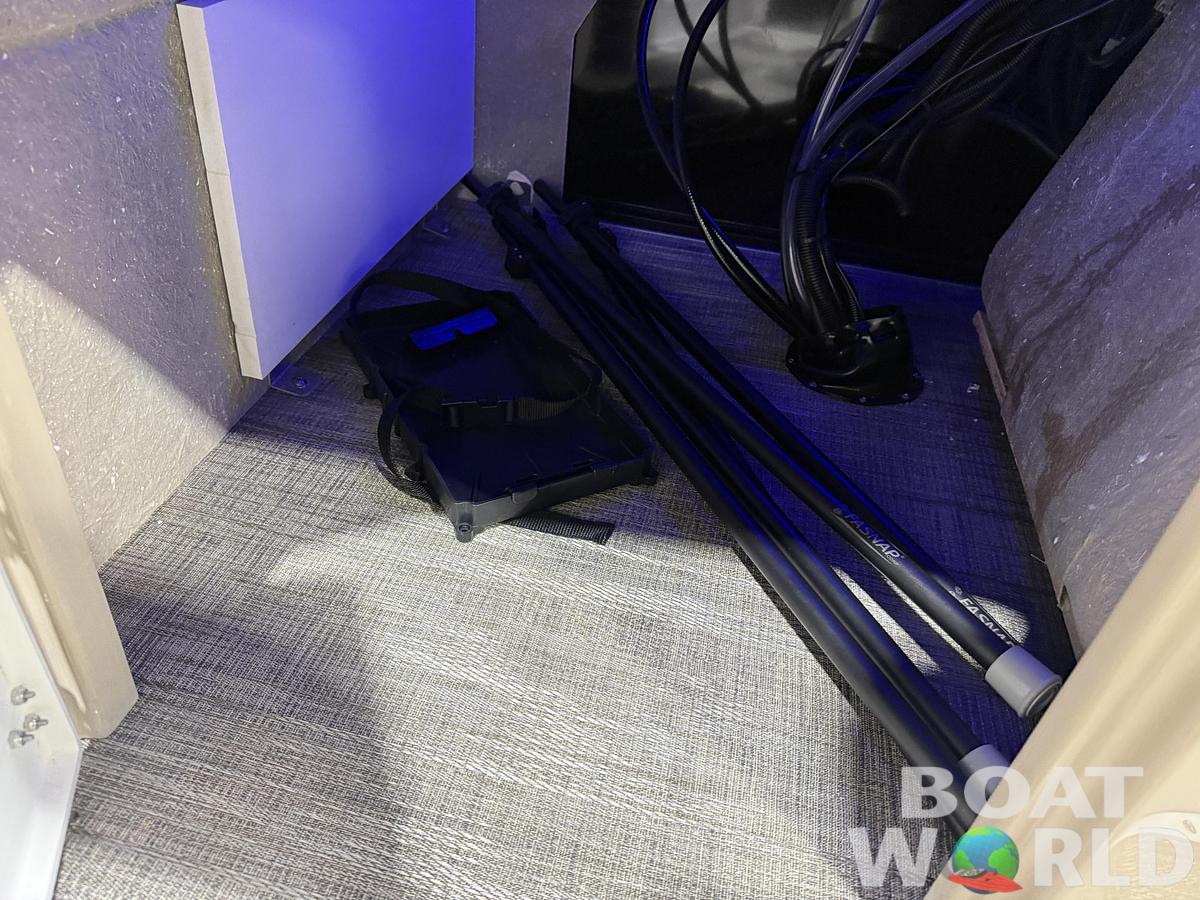 2026 Bentley Pontoons Legacy 223 QSB Swingback Tritoon 