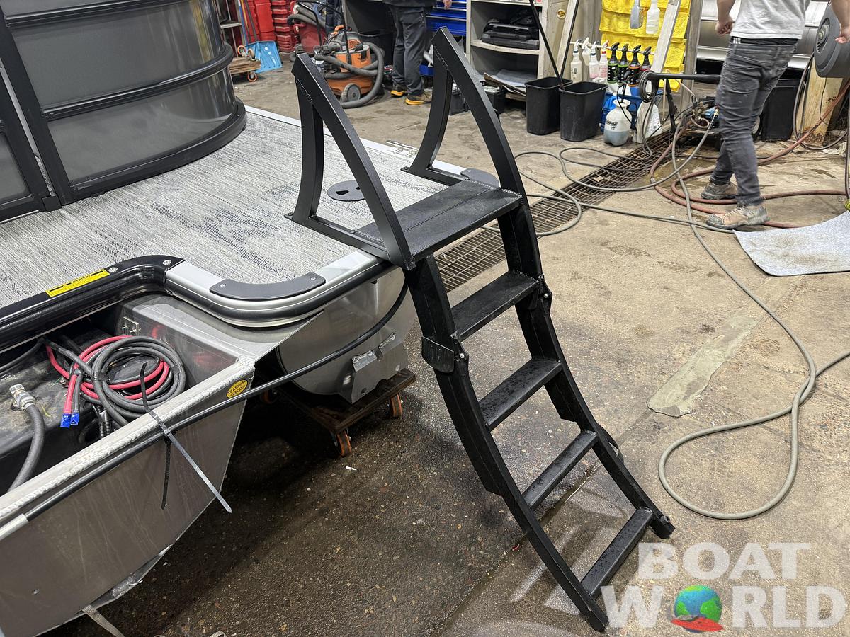 2026 Bentley Pontoons Legacy 220 Navigator Quad Lounge