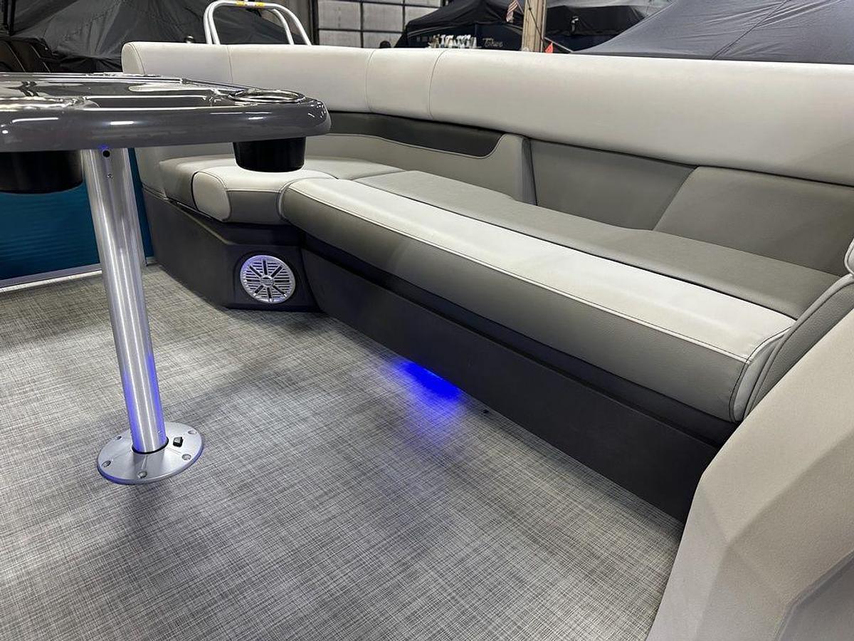 2025 Princecraft Vectra 23 RL Swingback Lounge Pontoon & Mercury 4-Stroke EFI