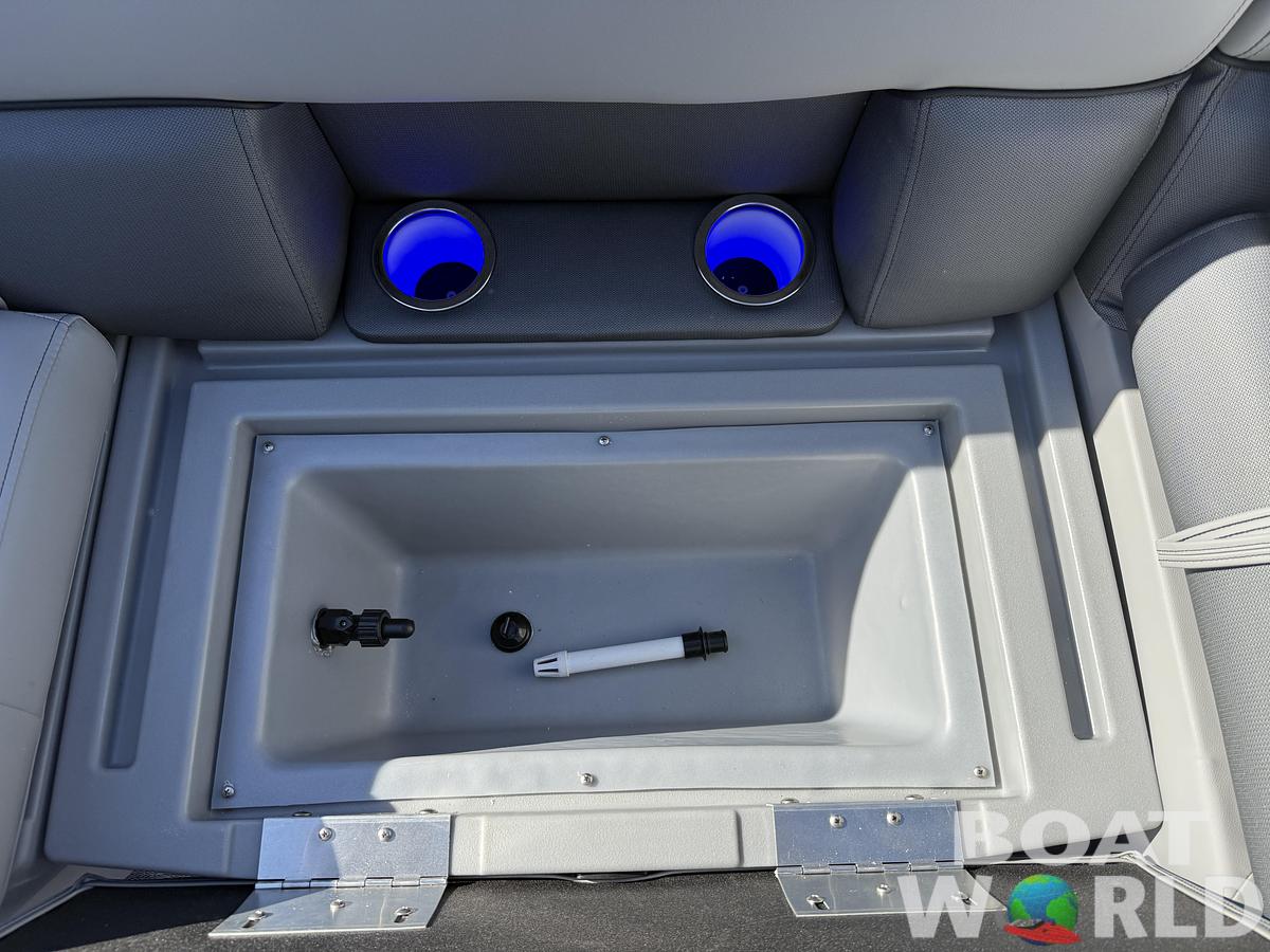 2026 Bentley Pontoons Legacy 220 Navigator Quad Lounge 