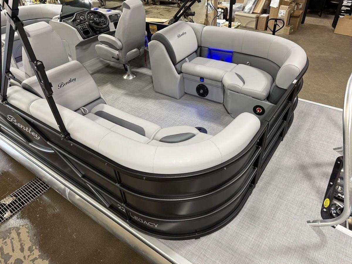 2025 Bentley Pontoons Legacy 220 Navigator Quad Lounge & Honda 4-Stroke EFI