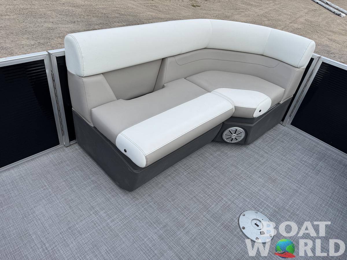 Used 2024 Princecraft Vectra 21 RL Dinette Swingback Pontoon