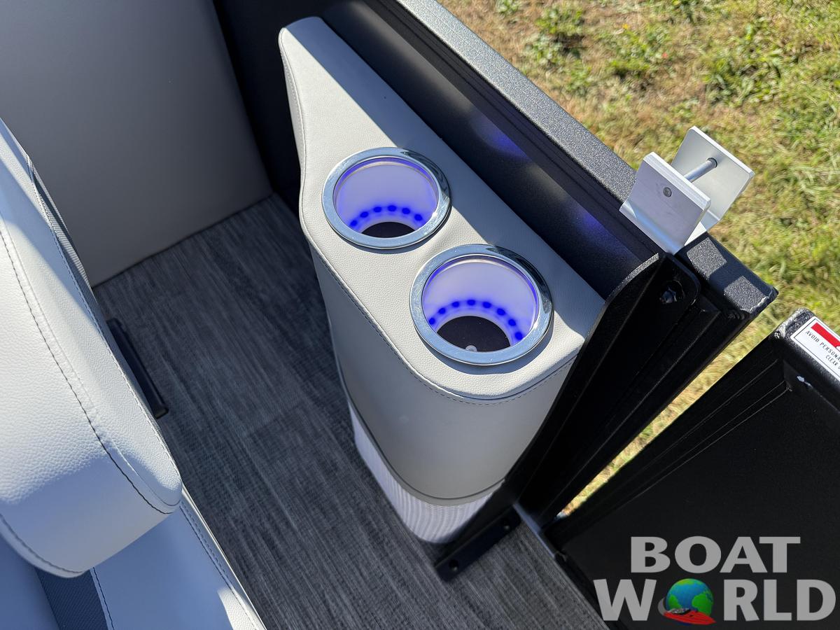 2026 Bentley Pontoons Legacy 220 Navigator Quad Lounge 