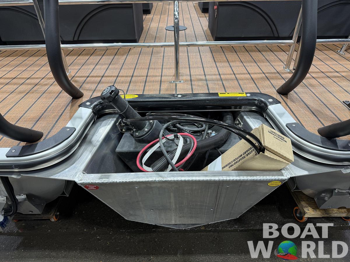 2026 Bentley Pontoons Legacy 223 QSB Swingback Tritoon 