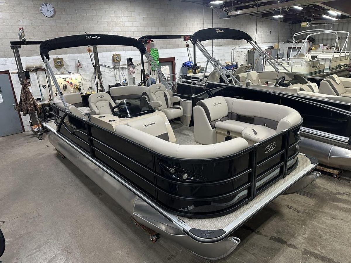 2025 Bentley Pontoons Legacy 200 Navigator Quad Lounge & Honda 4-Stroke EFI