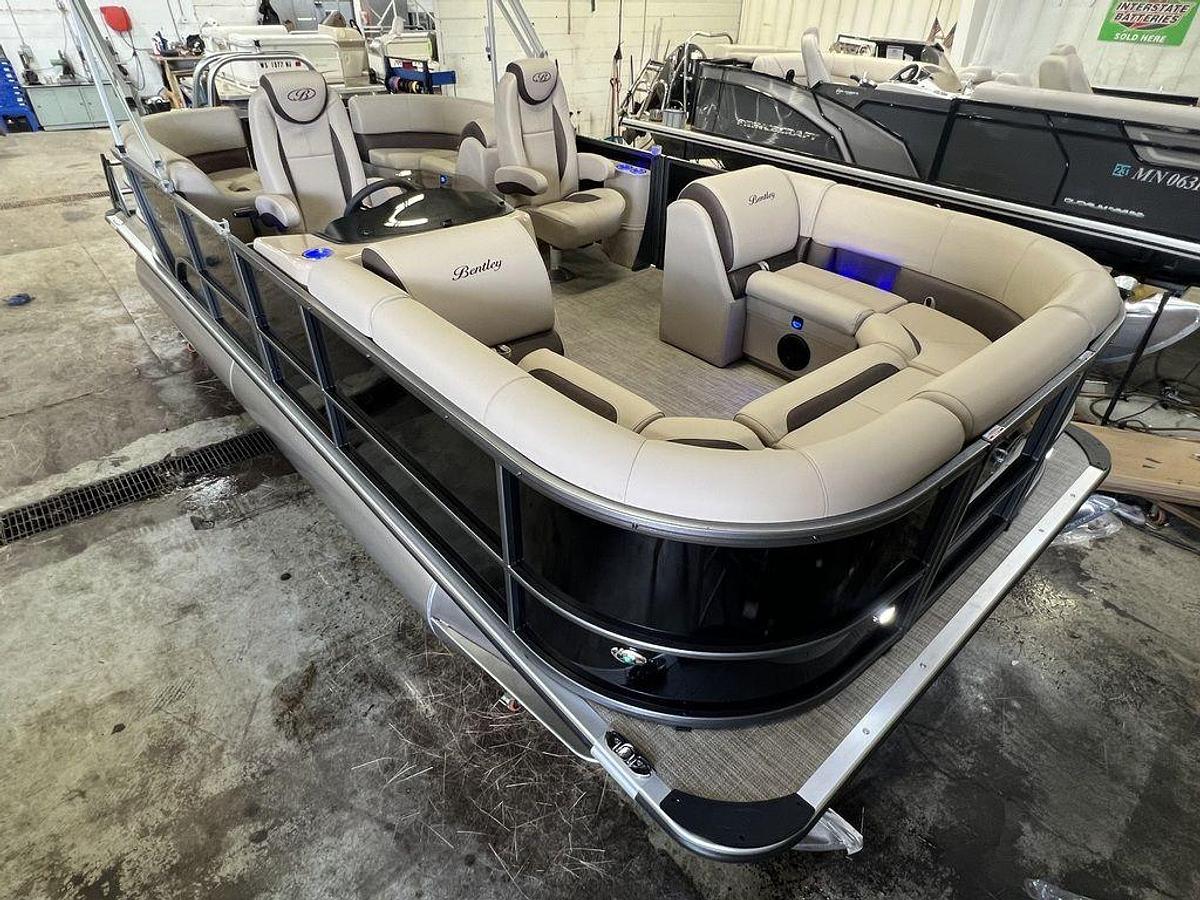 2024 Bentley Pontoons Legacy 200 Navigator Quad Lounge & Honda 4-Stroke EFI