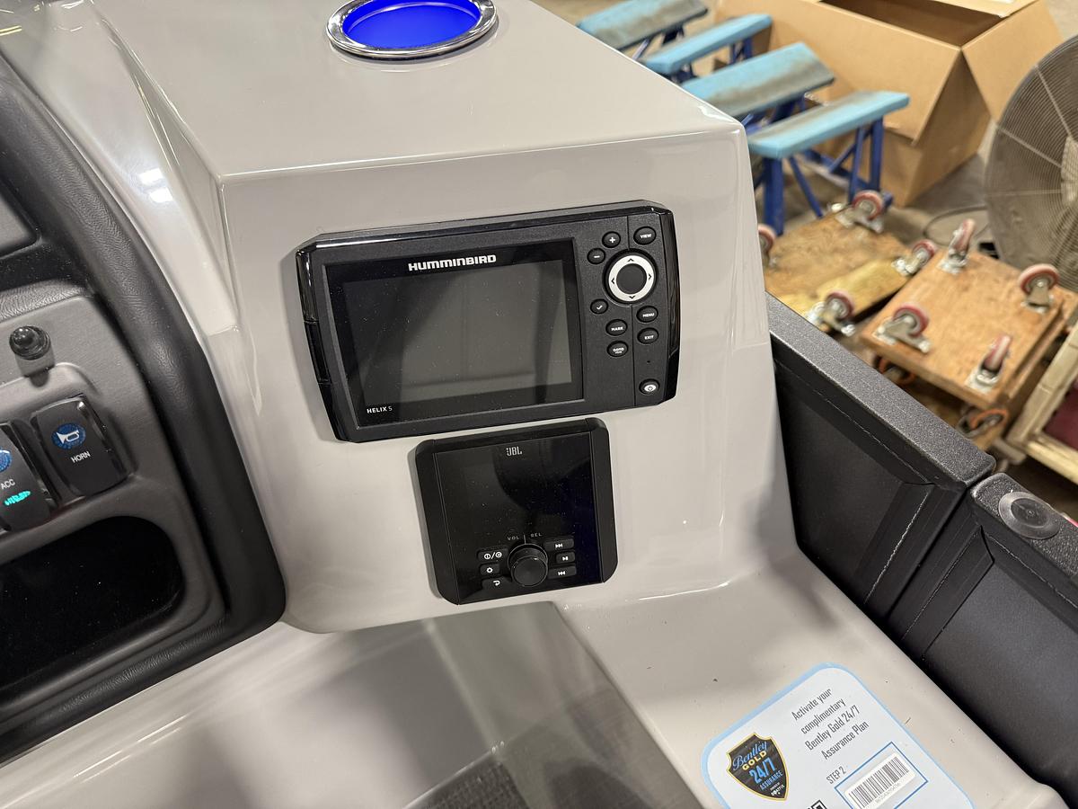 2025 Bentley Pontoons Legacy 220 Navigator Quad Lounge & Honda 4-Stroke EFI