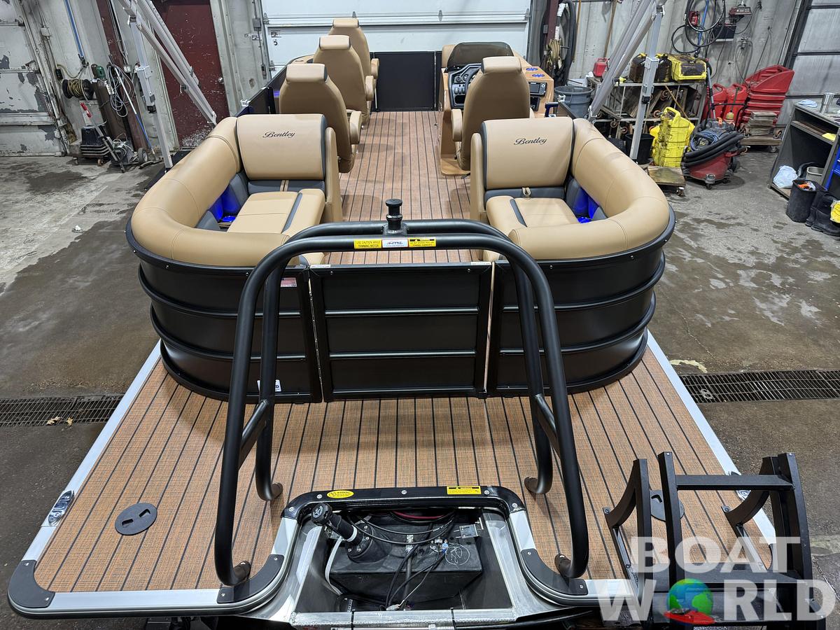 2026 Bentley Legacy 220 Navigator DL Quad Lounge $42995