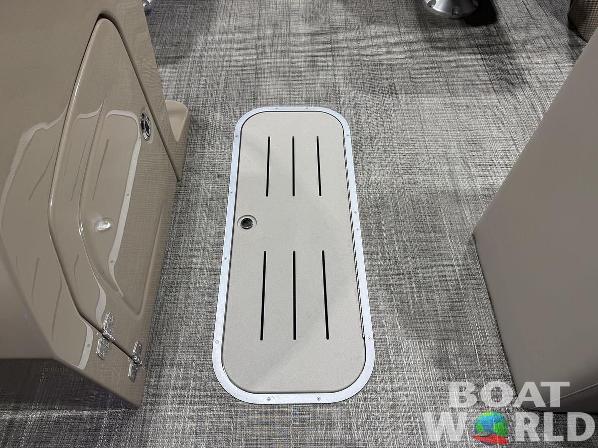 2026 Bentley Pontoons Legacy 223 QSB Swingback Tritoon 