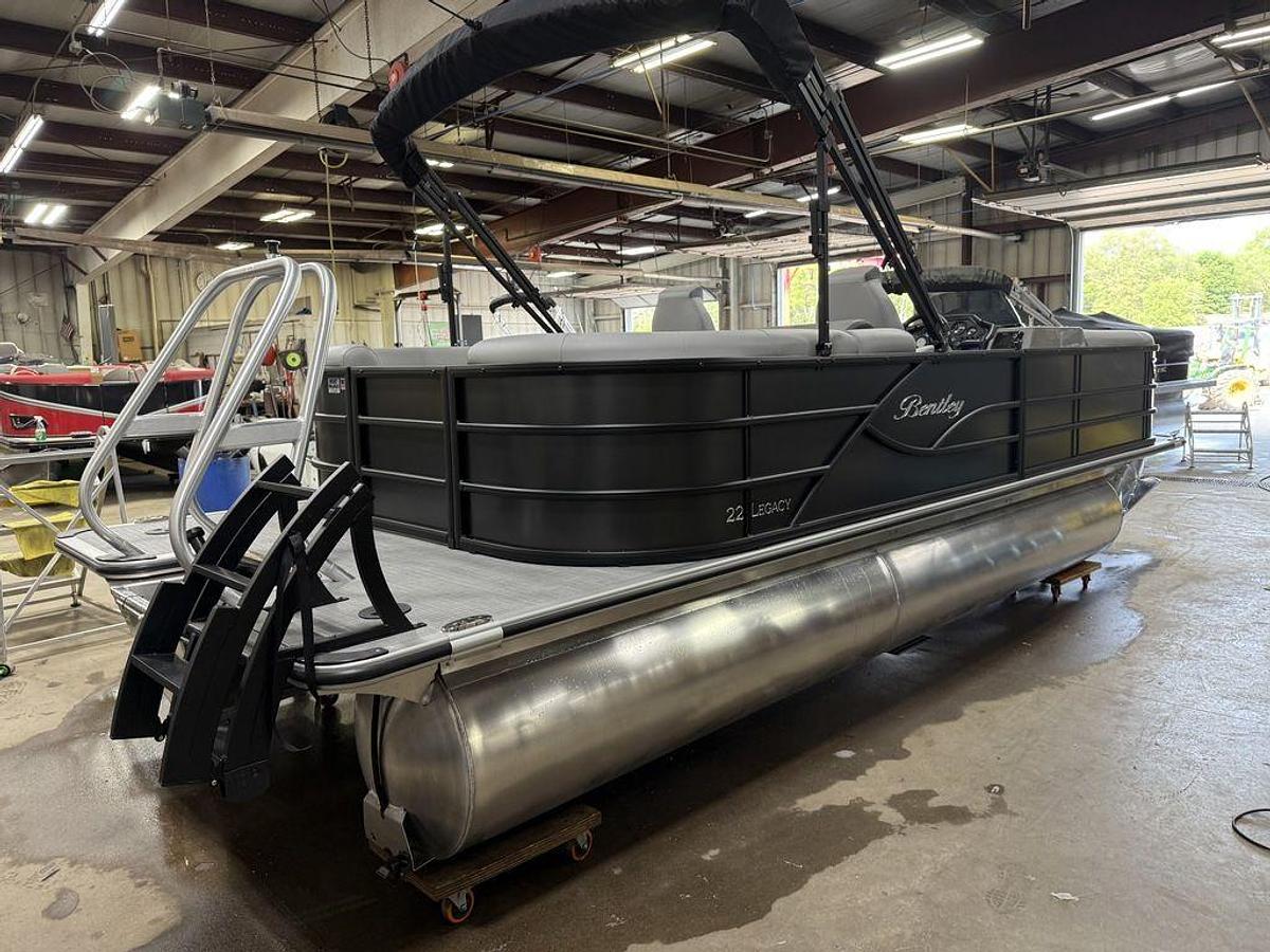 2025 Bentley Pontoons Legacy 220 Navigator Quad Lounge & Honda 4-Stroke EFI