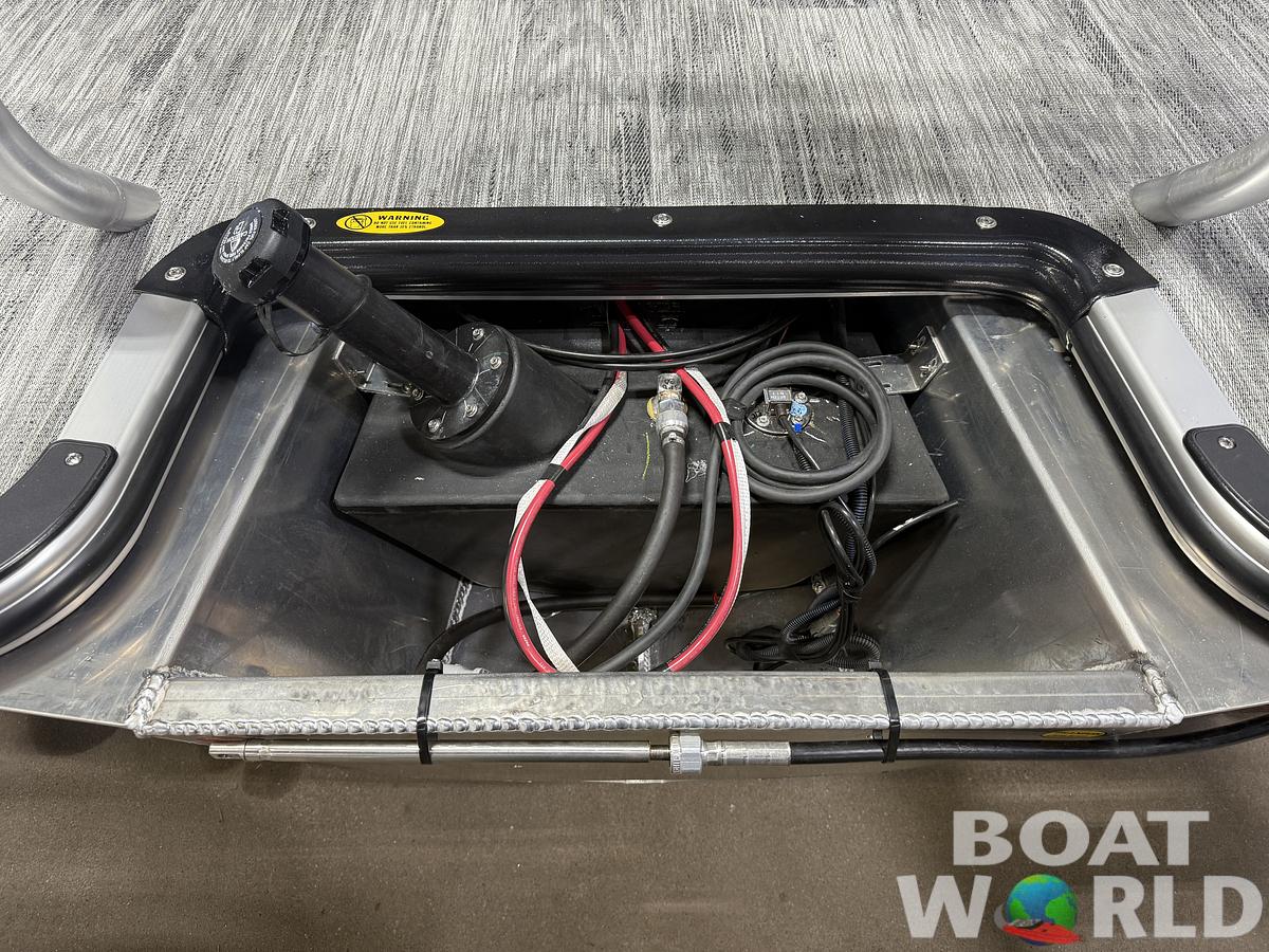 2026 Bentley Pontoons Legacy 220 Navigator DL Quad Lounge