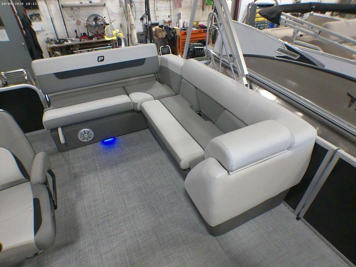 2025 Princecraft Vectra 23 RL Swingback Lounge Pontoon & Mercury 4-Stroke EFI