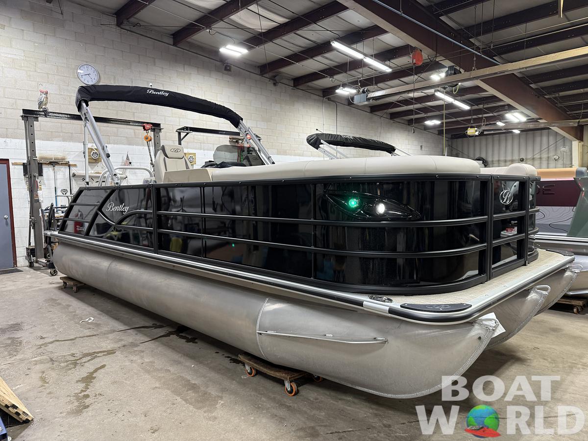 2025 Bentley Pontoons Legacy 223 Swingback Tritoon & Honda 4-Stroke EFI