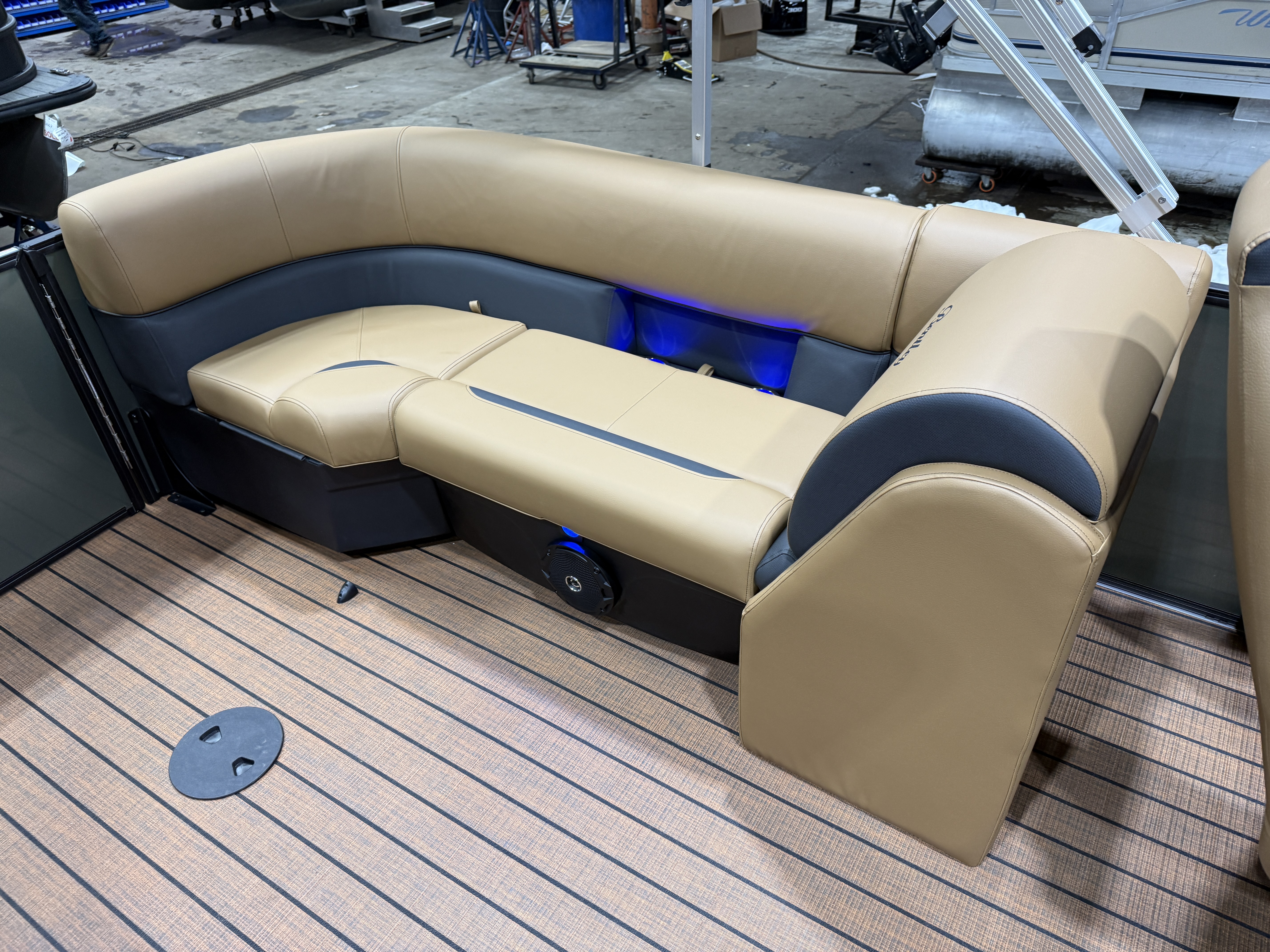 2026 Bentley Legacy 223 Navigator DL Quad Lounge Tritoon $51995