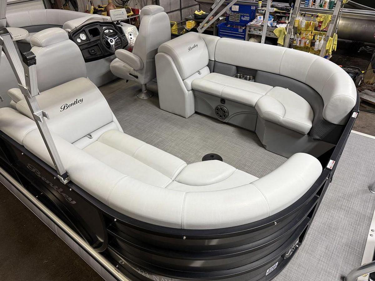Used 2020 Bentley Pontoons Legacy 223 Navigator Quad Lounge Tritoon & Suzuki 140HP 4-Stroke EFI