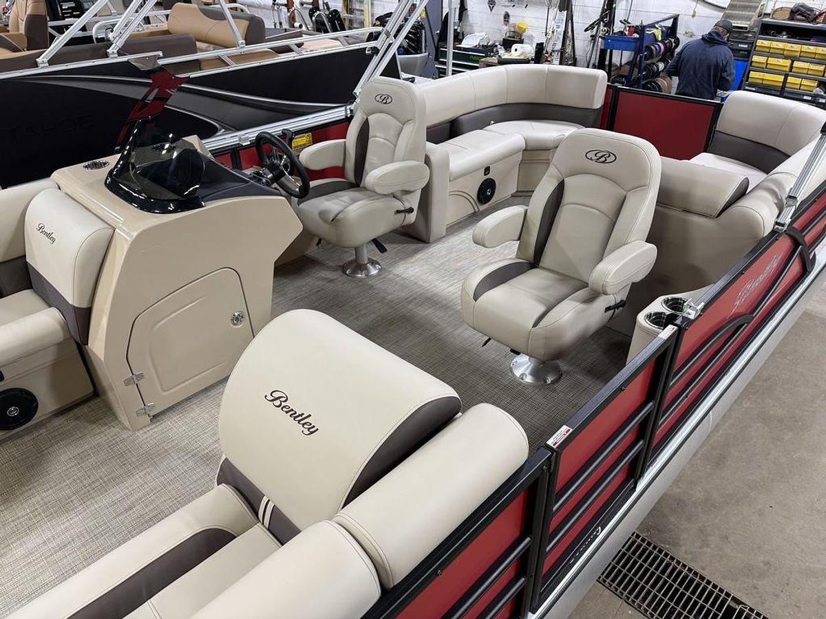 2025 Bentley Pontoons Legacy 200 Navigator Quad Lounge & Honda 4-Stroke EFI