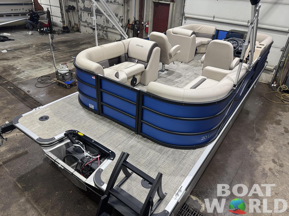 2026 Bentley Pontoons Legacy 220 Navigator Quad Lounge