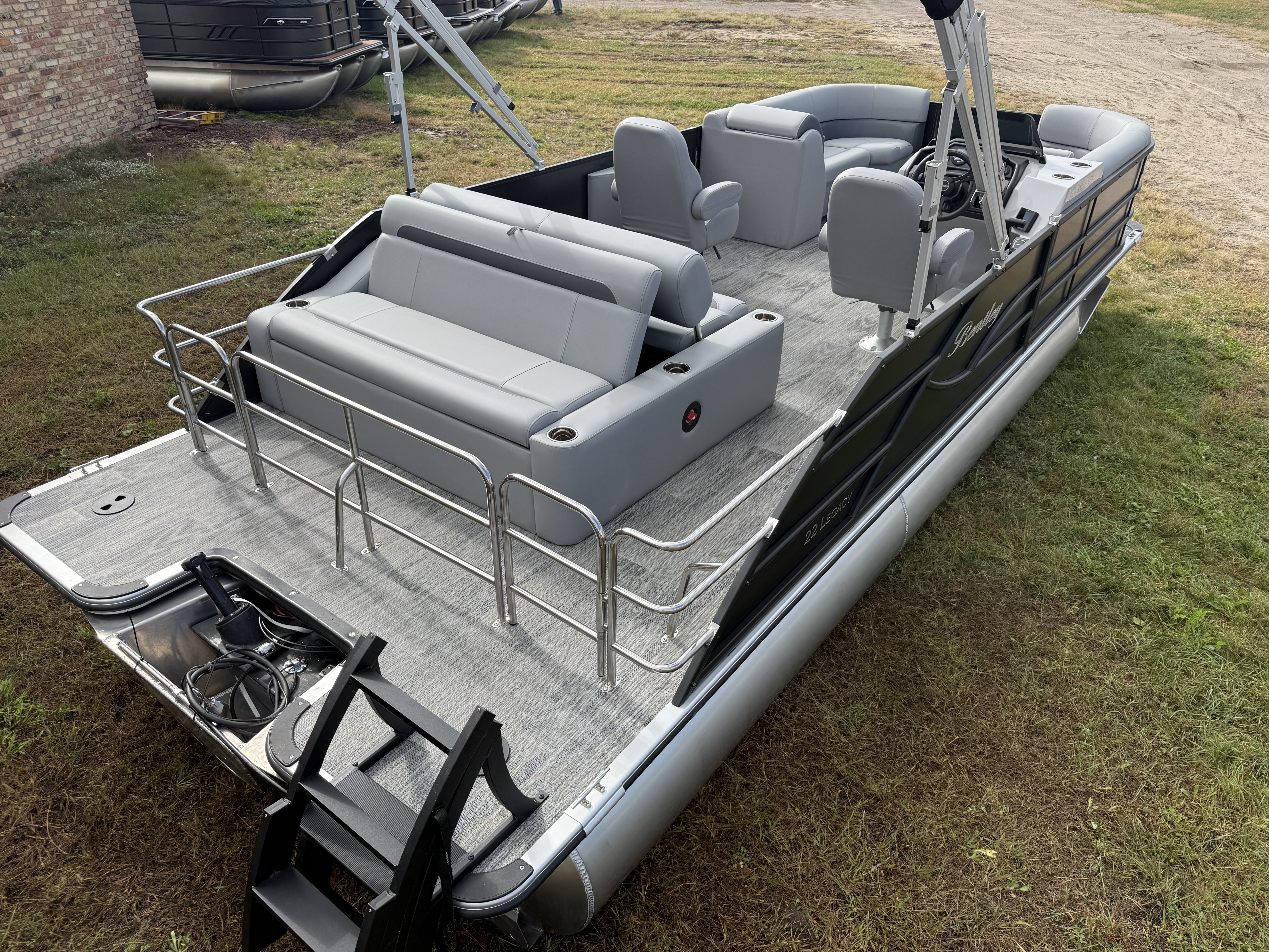 2026 Bentley Pontoons Legacy 220 Swingback 