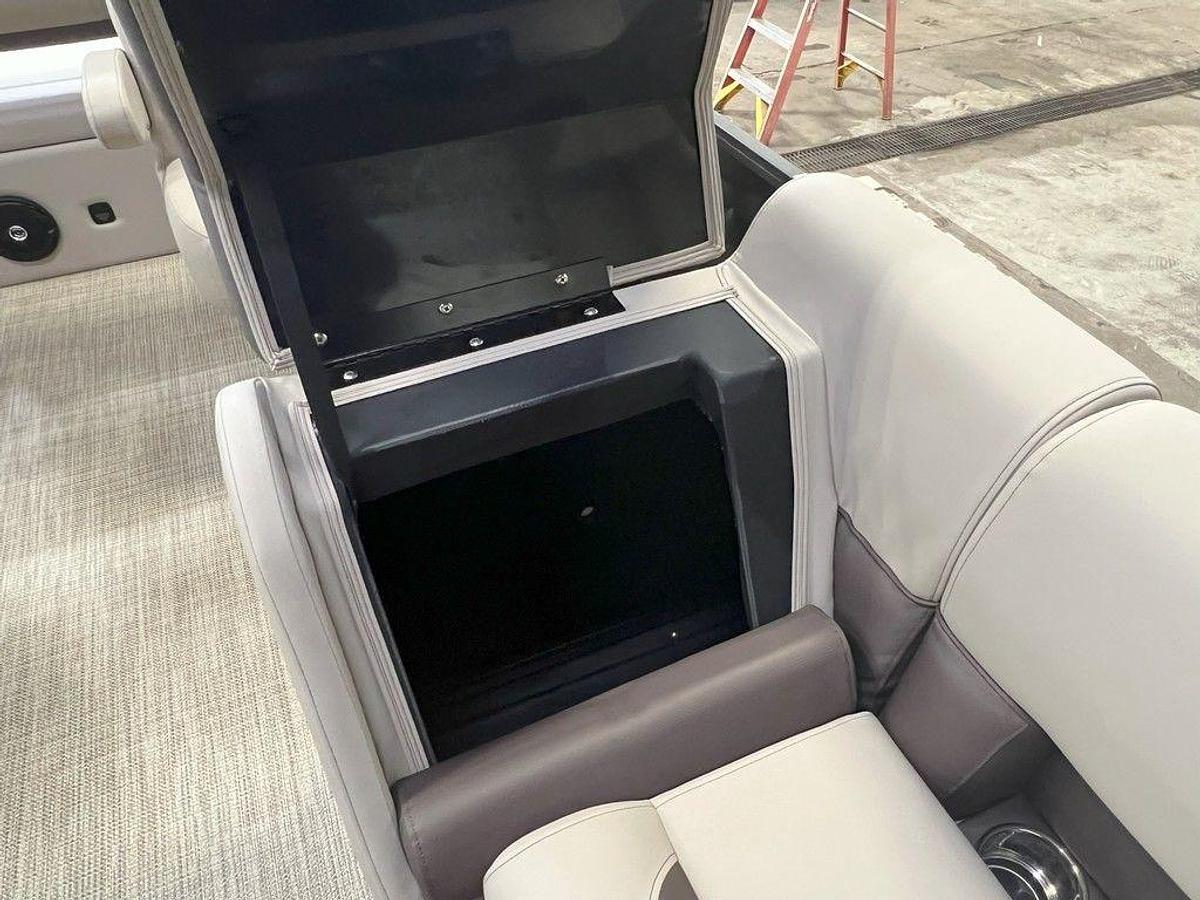 2025 Bentley Pontoons Legacy 200 Swingback & Honda 4-Stroke EFI