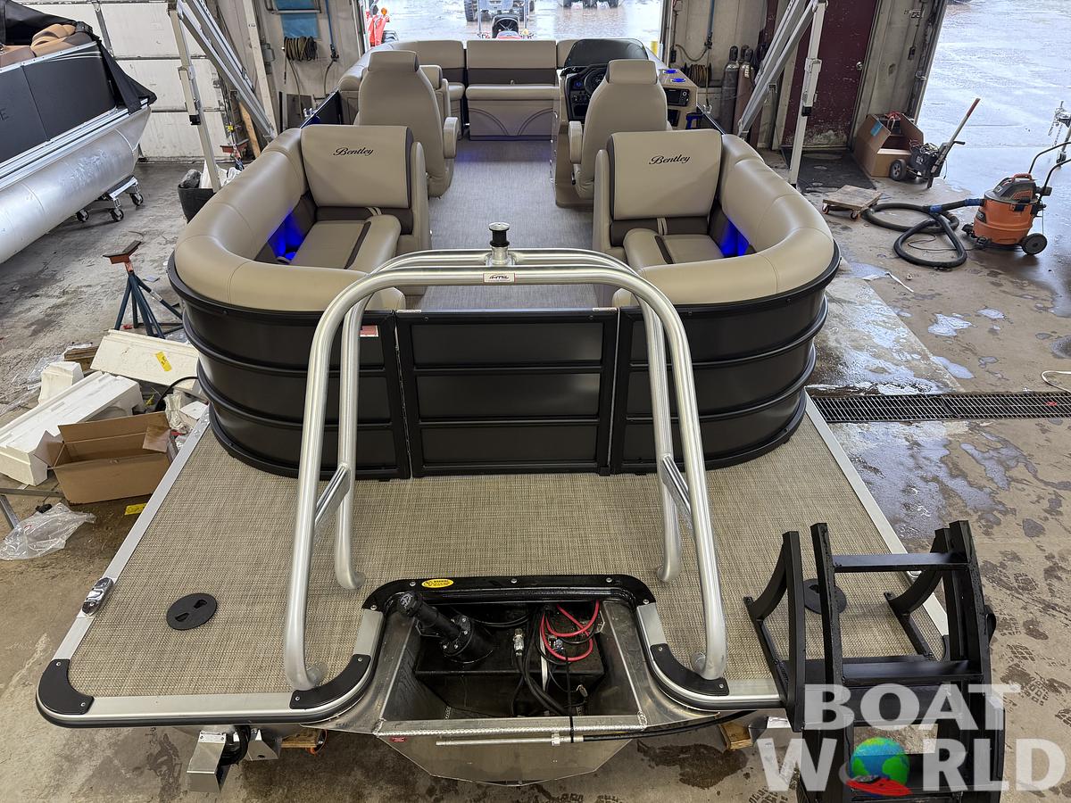 2025 Bentley Pontoons Legacy 220 Navigator Quad Lounge & Honda 4-Stroke EFI