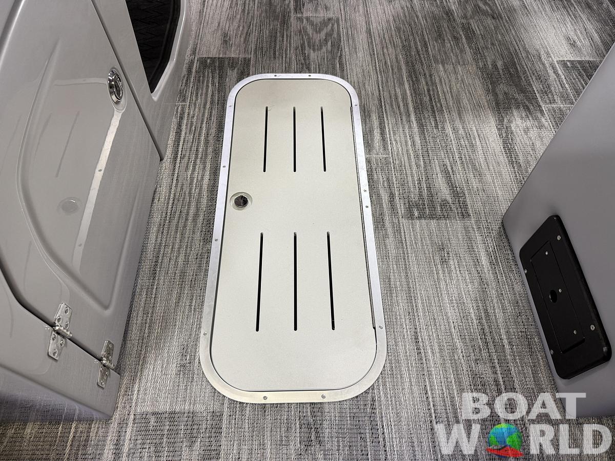 2026 Bentley Pontoons Elite 223 Swingback Tritoon