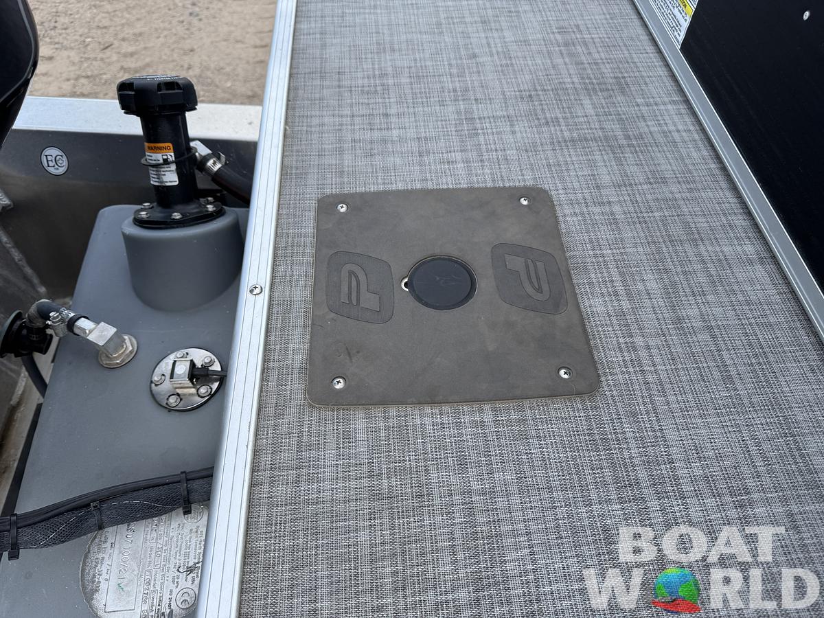 Used 2024 Princecraft Vectra 21 RL Dinette Swingback Pontoon