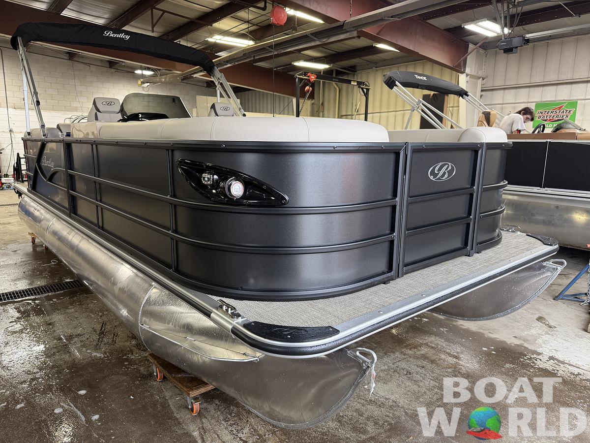 2025 Bentley Pontoons Legacy 220 Navigator Quad Lounge & Honda 4-Stroke EFI