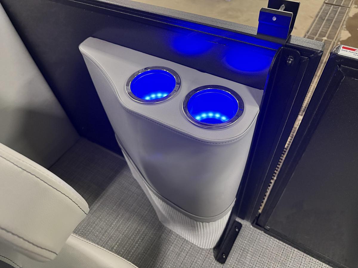 2025 Bentley Pontoons Legacy 220 Navigator Quad Lounge & Honda 4-Stroke EFI