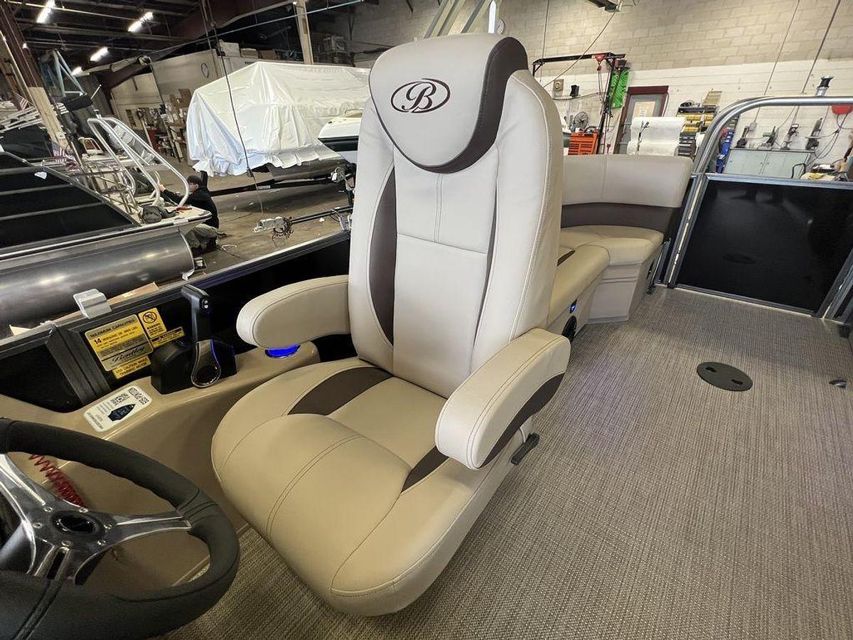 2024 Bentley Pontoons Legacy 200 Navigator Quad Lounge & Honda 4-Stroke EFI