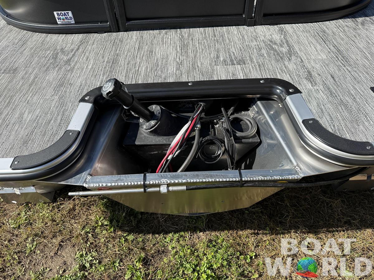 2026 Bentley Pontoons Legacy 220 Navigator Quad Lounge 