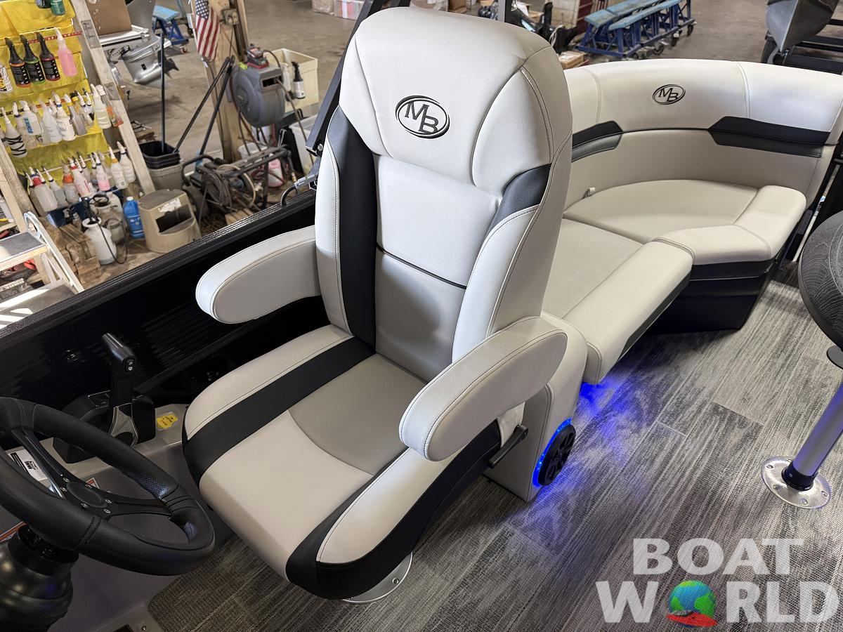 2026 Montego Bay 8522 DL Quad Lounge Tritoon