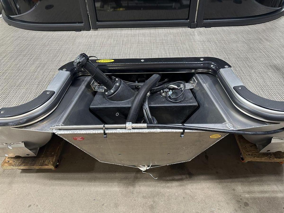 2025 Bentley Pontoons Legacy 200 Navigator Quad Lounge & Honda 4-Stroke EFI