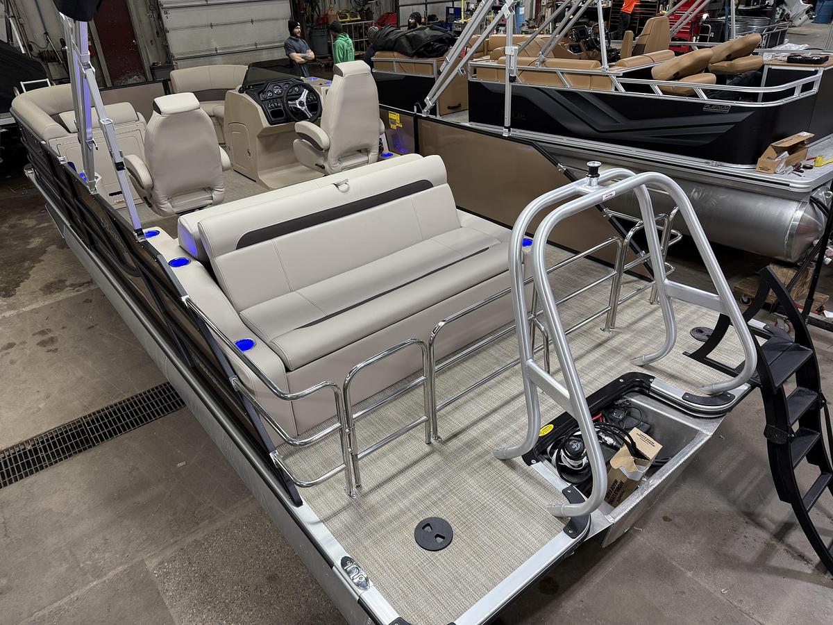 2025 Bentley Pontoons Legacy 223 Swingback Tritoon & Honda 4-Stroke EFI