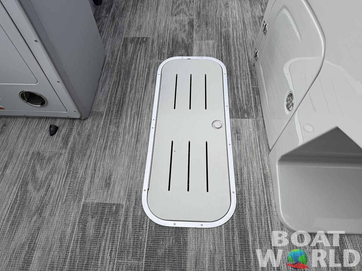 2026 Bentley Pontoons Legacy 223 QSB Swingback Tritoon 