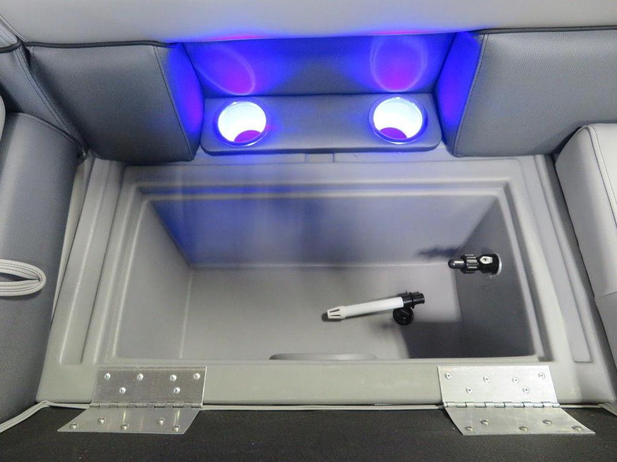 2025 Bentley Pontoons Legacy 223 QSB Swingback Tritoon & Honda 4-Stroke EFI