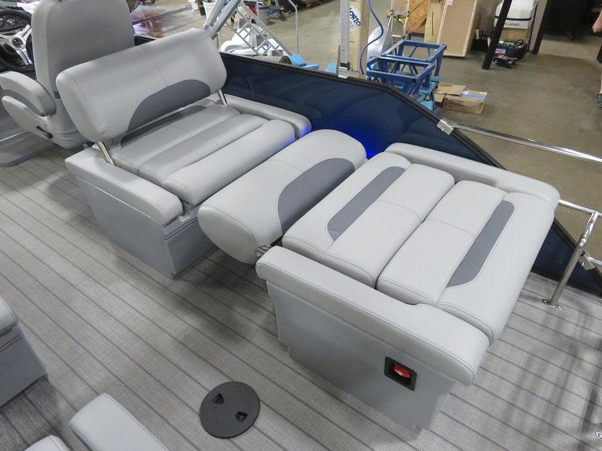 2025 Bentley Pontoons Legacy 223 QSB Swingback Tritoon & Honda 4-Stroke EFI