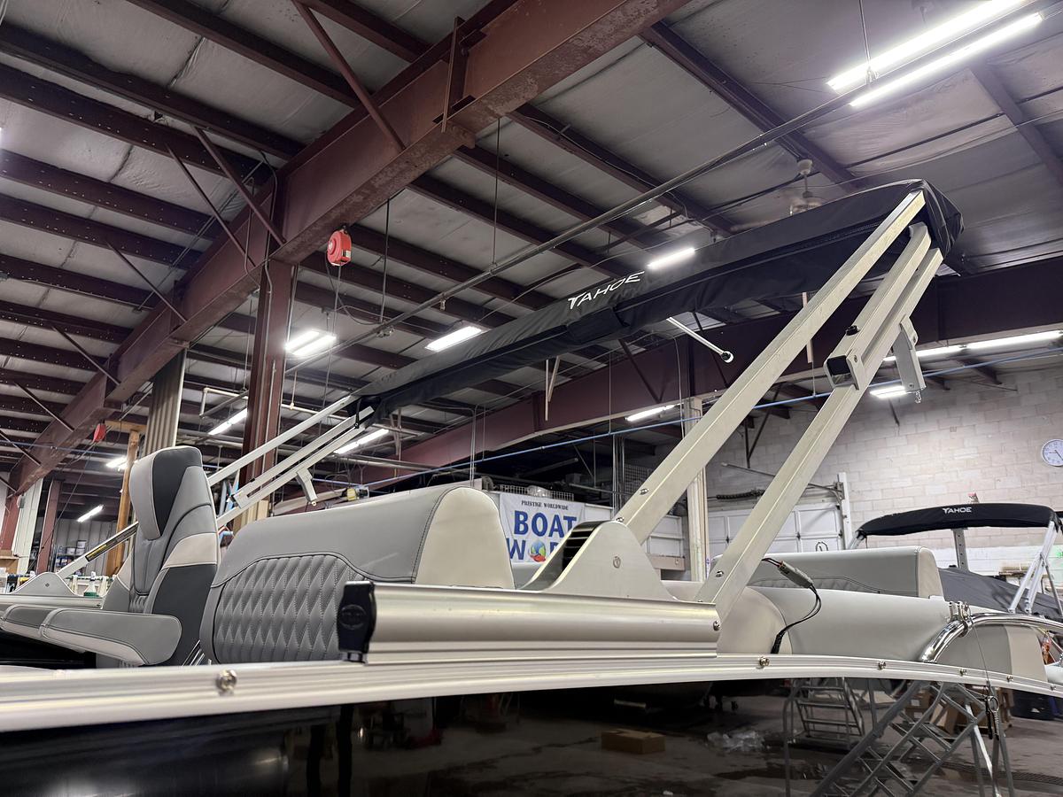 2025 Tahoe Pontoons Cascade 2385 Quad Lounge Shift Tritoon & 225HP 4-Stroke