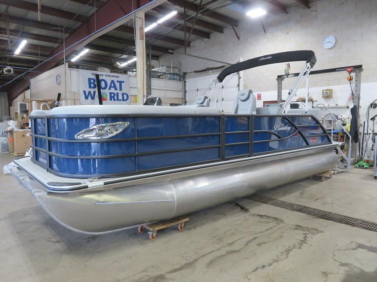2025 Bentley Pontoons Legacy 223 QSB Swingback Tritoon & Honda 4-Stroke EFI