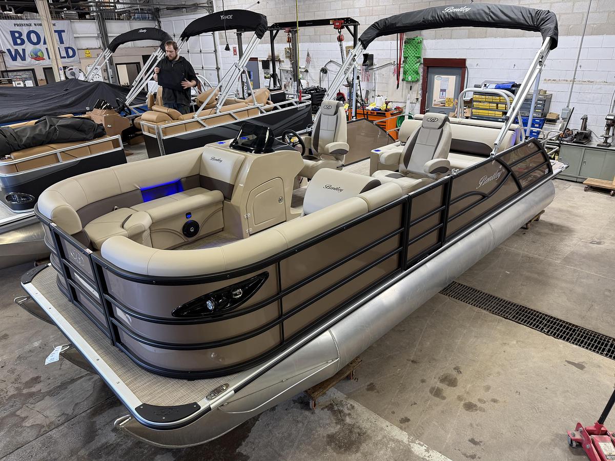 2025 Bentley Pontoons Legacy 223 Swingback Tritoon & Honda 4-Stroke EFI