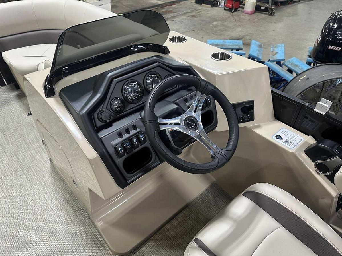 2025 Bentley Pontoons Legacy 200 Navigator Quad Lounge & Honda 4-Stroke EFI